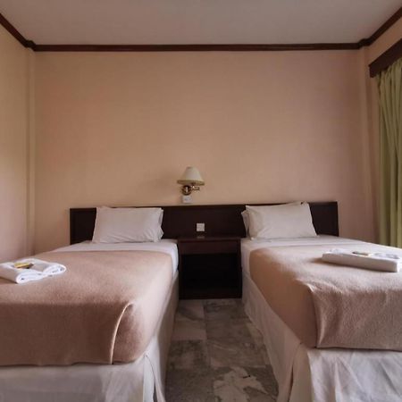 Oyo 89972 Borneo Paradise Beach Hotel Кота-Кинабалу Экстерьер фото