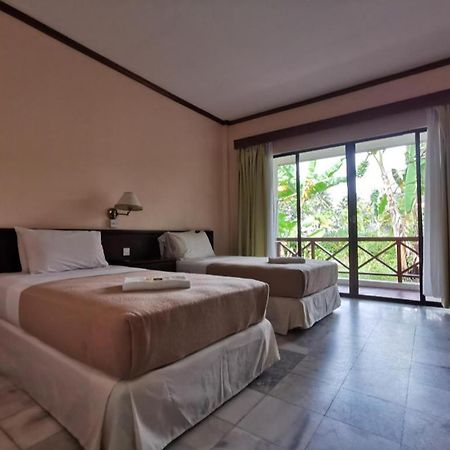 Oyo 89972 Borneo Paradise Beach Hotel Кота-Кинабалу Экстерьер фото