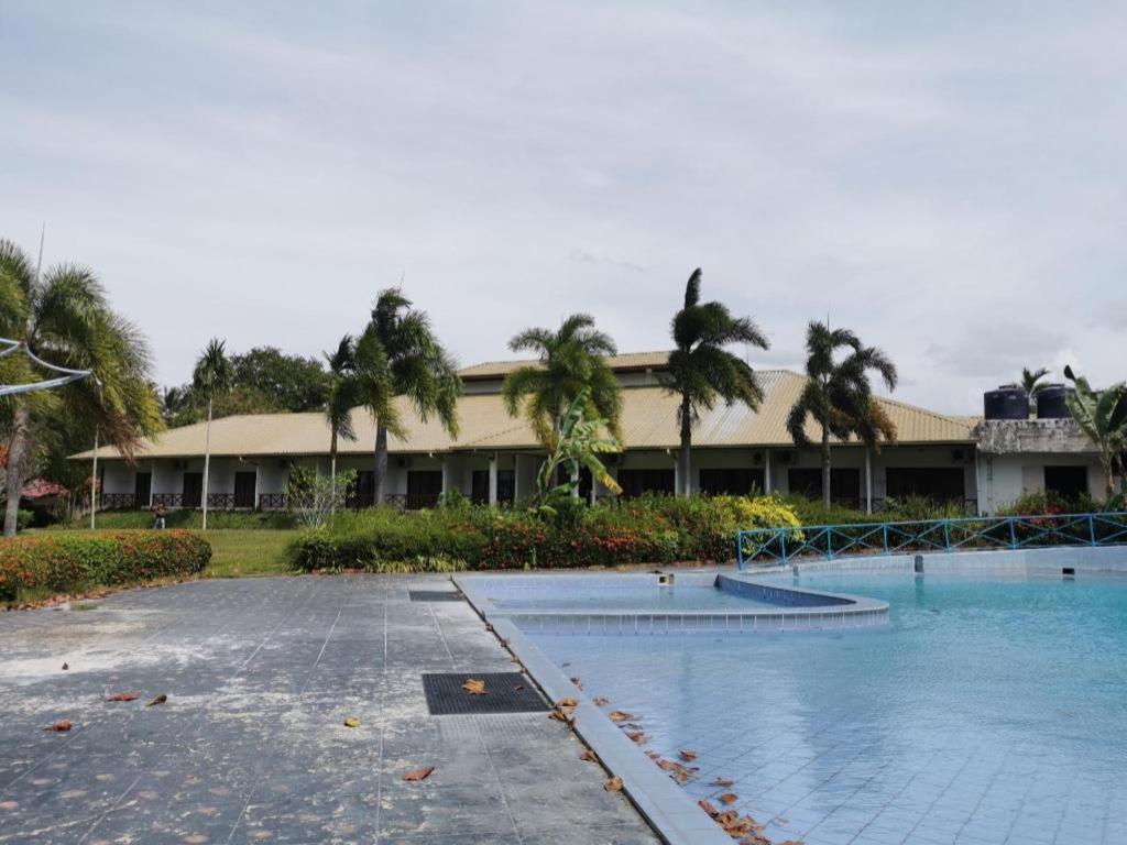 Oyo 89972 Borneo Paradise Beach Hotel Кота-Кинабалу Экстерьер фото