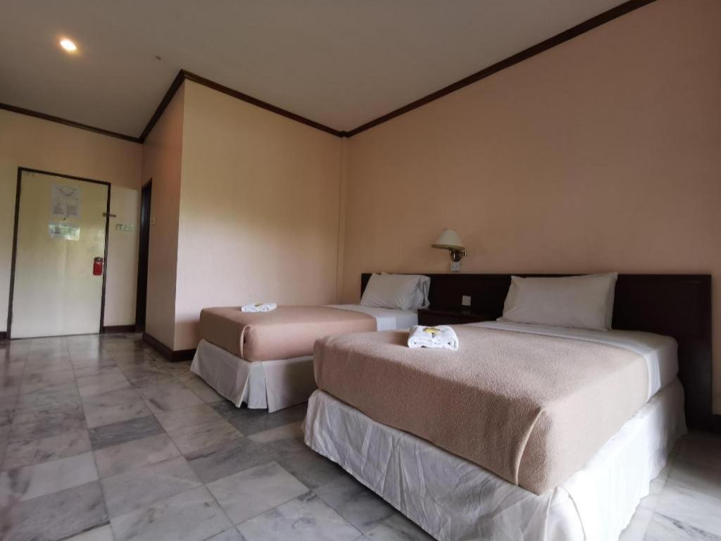 Oyo 89972 Borneo Paradise Beach Hotel Кота-Кинабалу Экстерьер фото