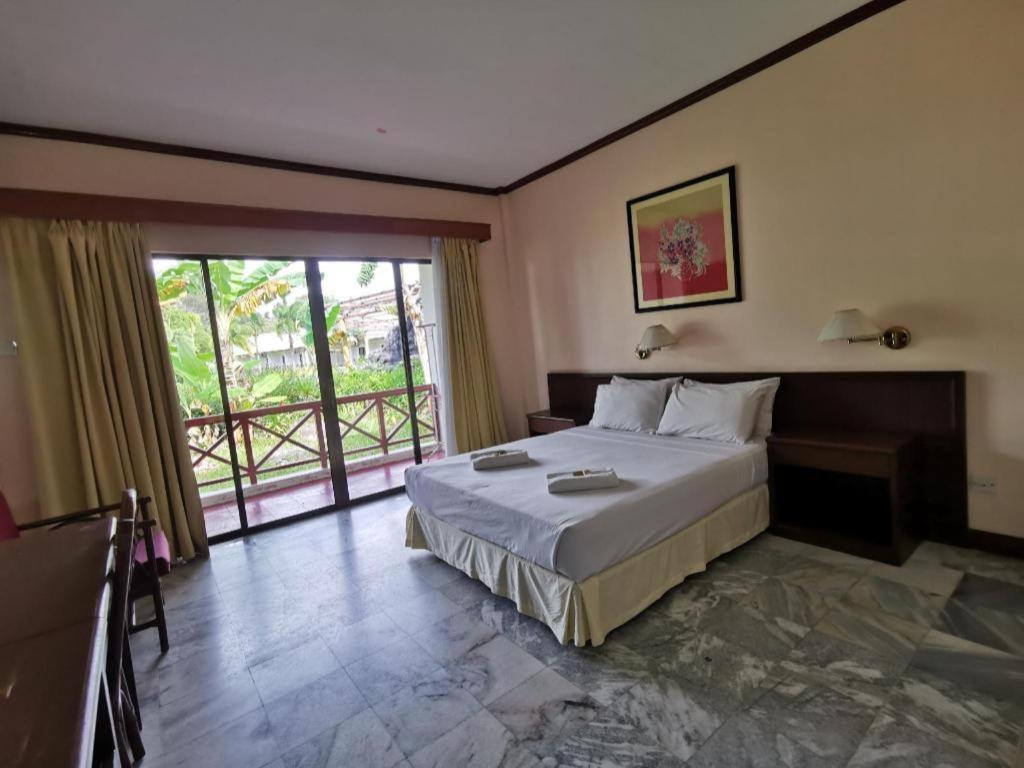 Oyo 89972 Borneo Paradise Beach Hotel Кота-Кинабалу Экстерьер фото
