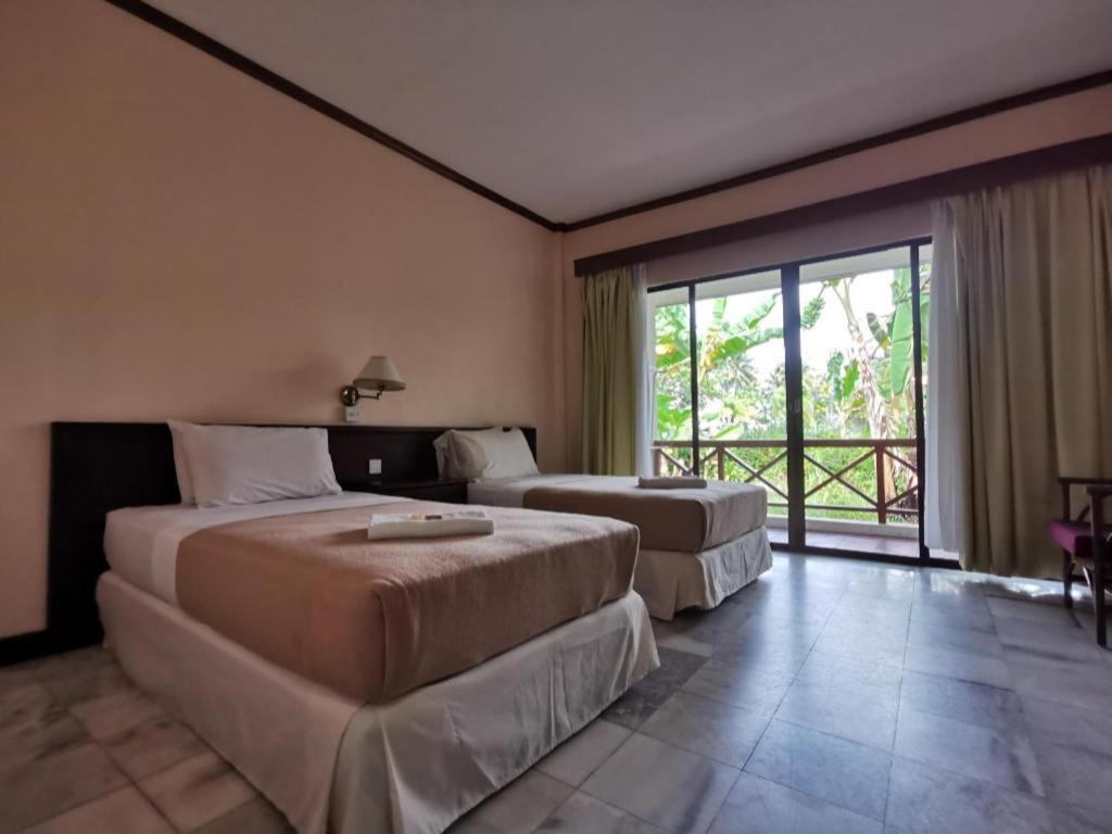 Oyo 89972 Borneo Paradise Beach Hotel Кота-Кинабалу Экстерьер фото