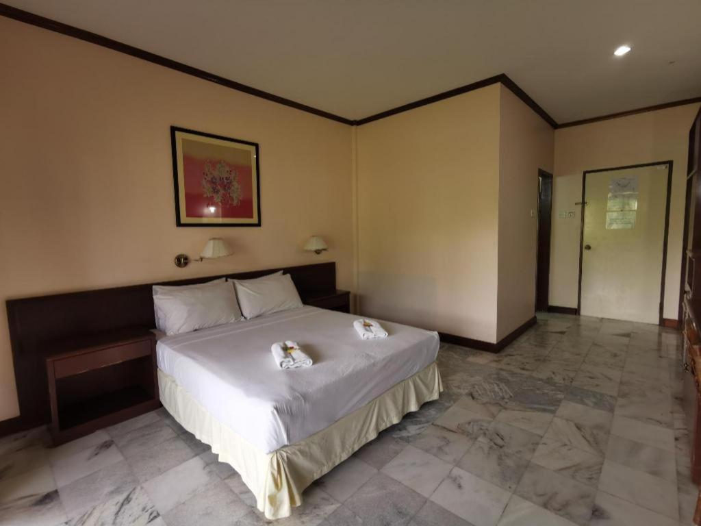 Oyo 89972 Borneo Paradise Beach Hotel Кота-Кинабалу Экстерьер фото