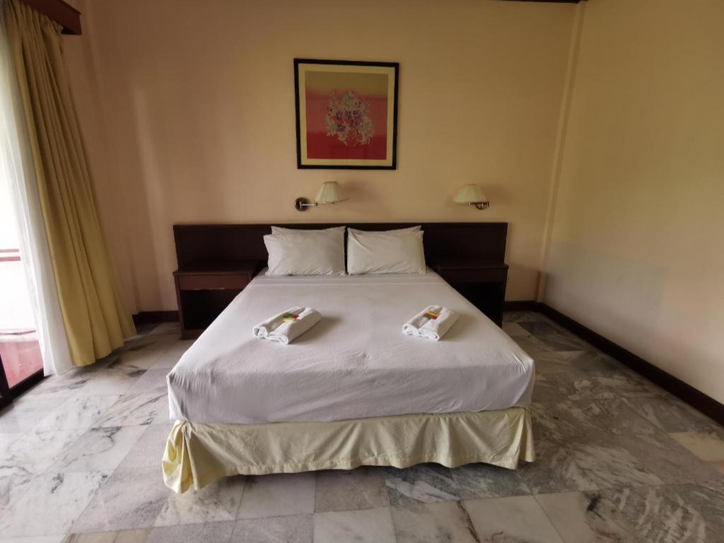 Oyo 89972 Borneo Paradise Beach Hotel Кота-Кинабалу Экстерьер фото